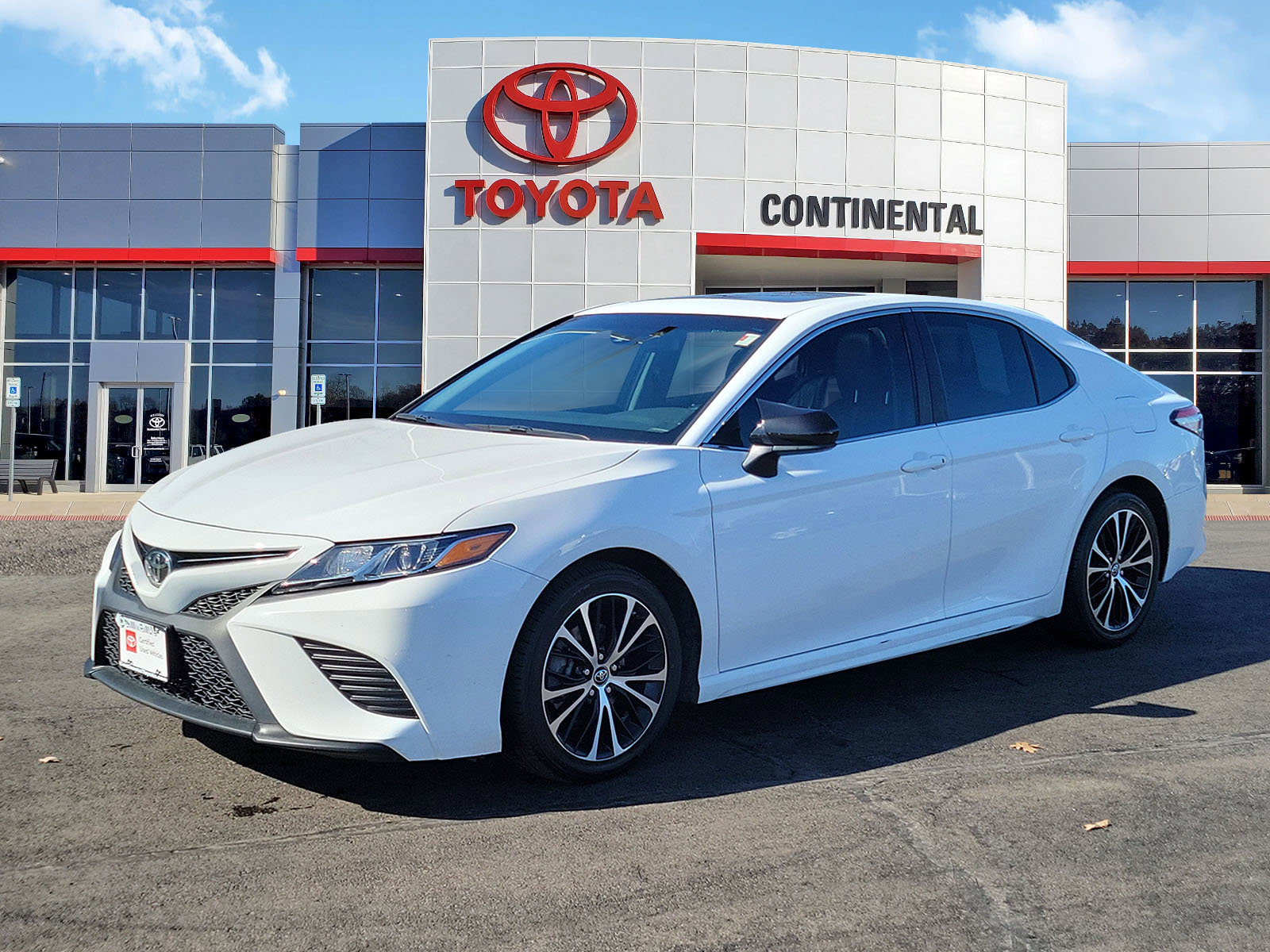 Certified 2018 Toyota Camry SE w/ Moonroof Package image 3