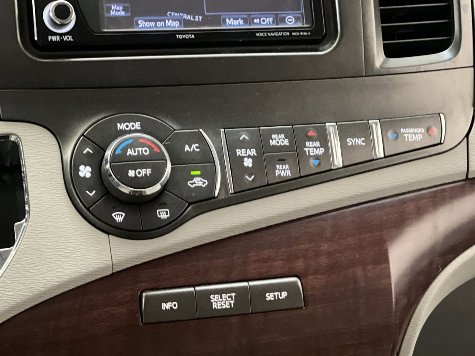 Used 2013 Toyota Sienna XLE image 19