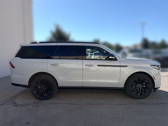New 2026 Lincoln Navigator Reserve w/ Jet Appearance Package AWD/4WD image 4