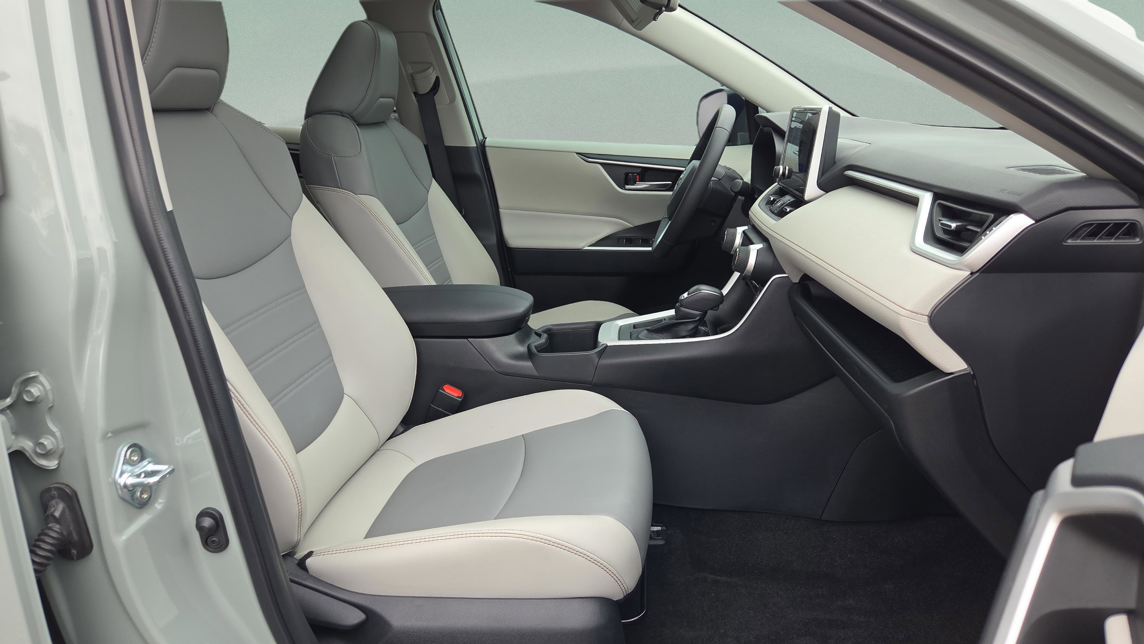 Used 2023 Toyota RAV4 XLE Premium image 18