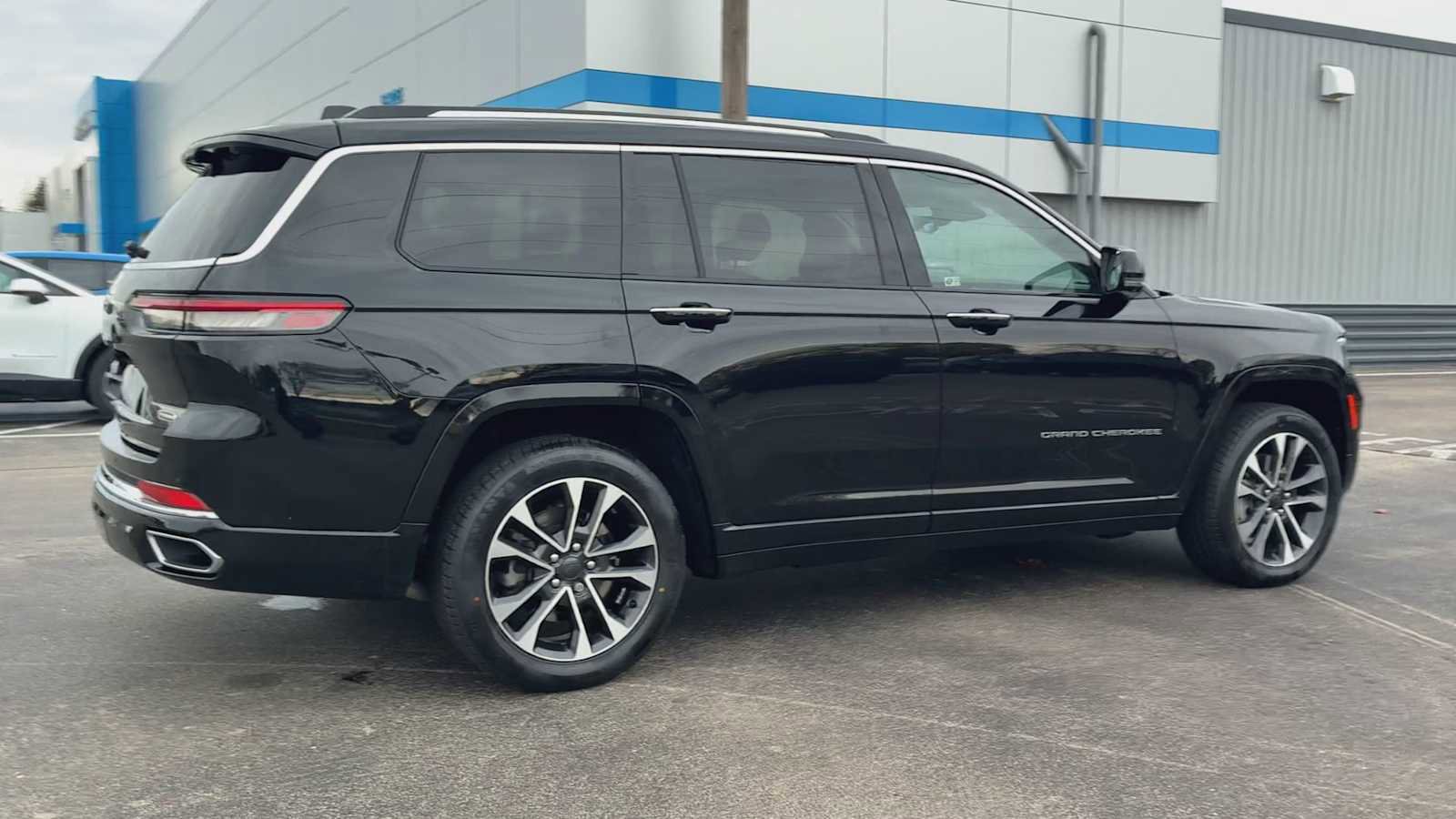 Used 2022 Jeep Grand Cherokee L Overland w/ Advanced Protech Group III image 2