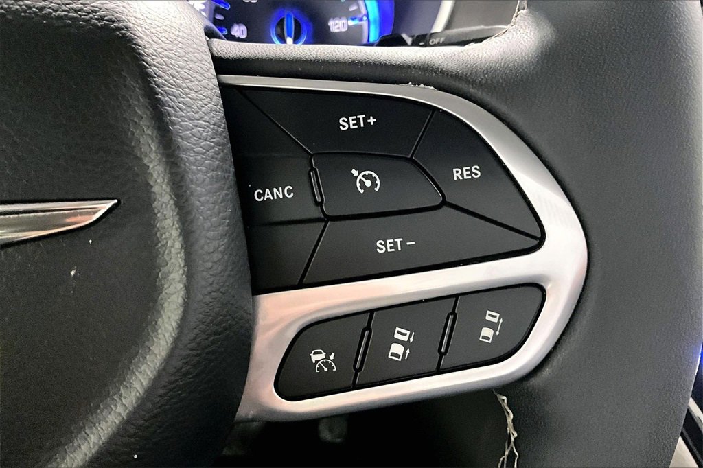 Used 2022 Chrysler Pacifica Touring-L image 13