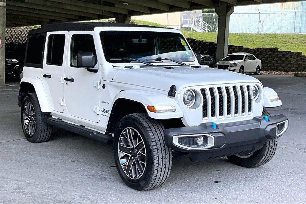 Used 2023 Jeep Wrangler Unlimited Sahara w/ Cold Weather Group AWD/4WD image 18