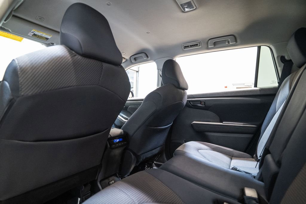 Used 2024 Toyota Highlander LE image 14