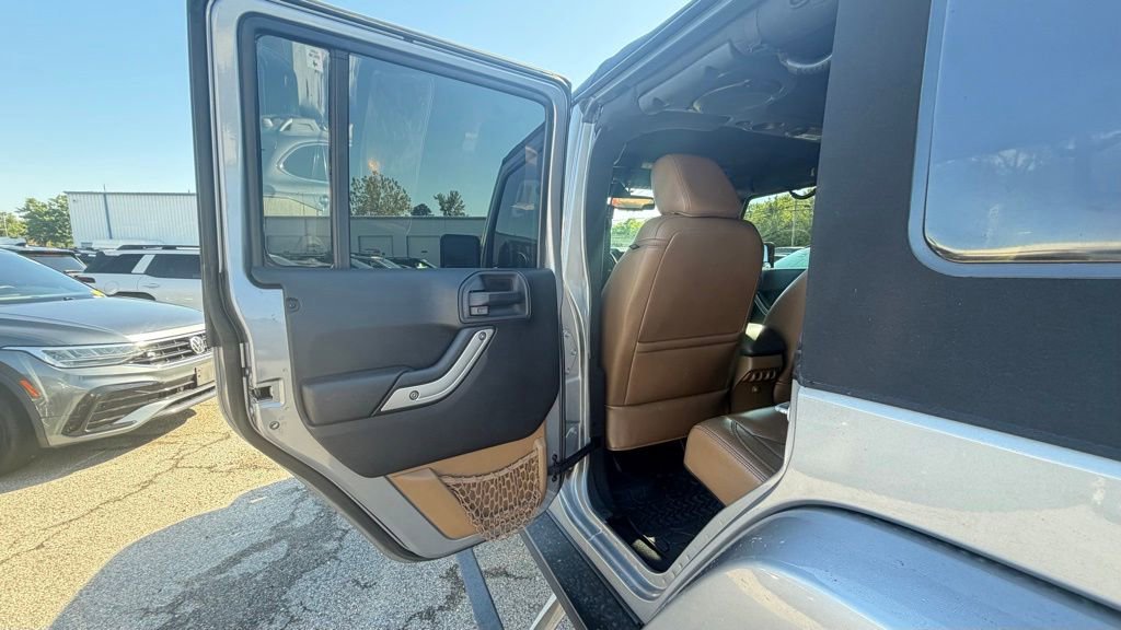 Used 2014 Jeep Wrangler Unlimited Rubicon w/ Dual Top Group AWD/4WD image 8