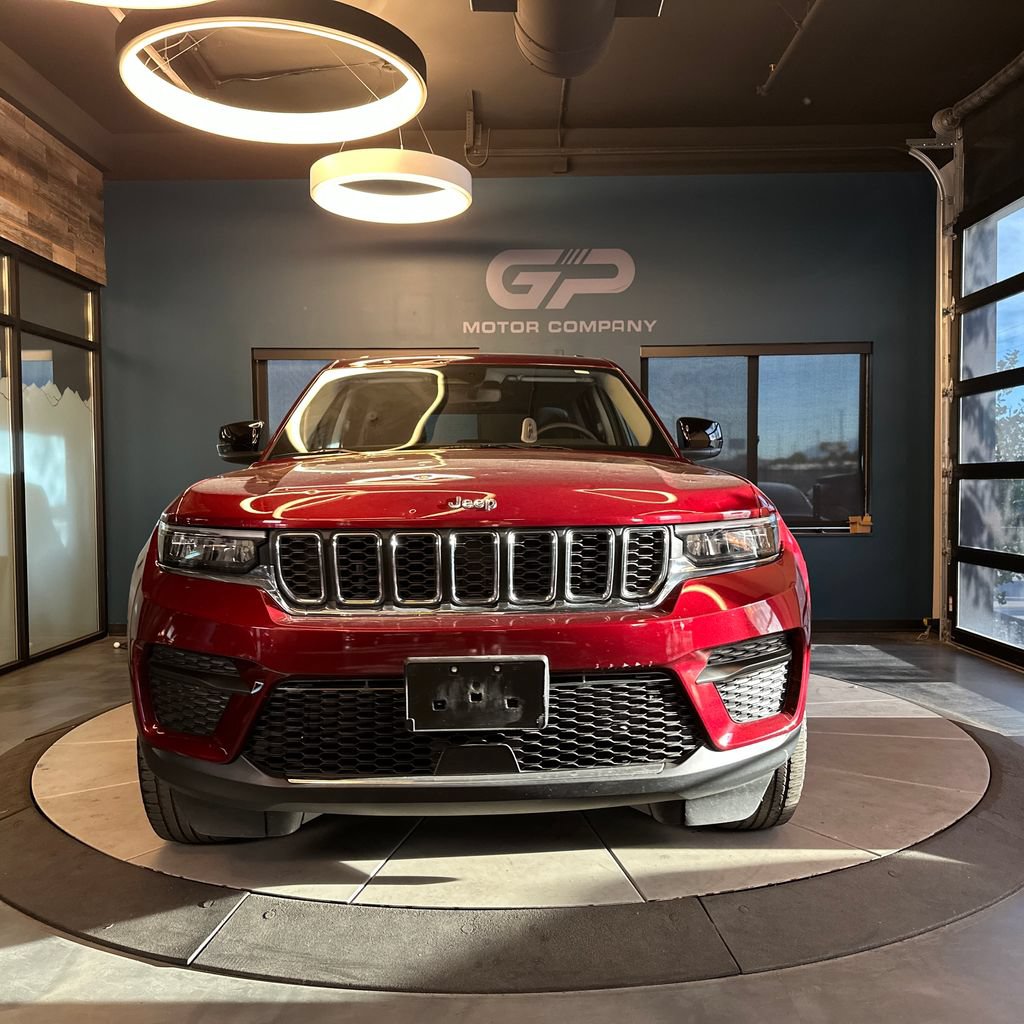 Used 2023 Jeep Grand Cherokee Laredo w/ Luxury Tech Group I AWD/4WD image 8