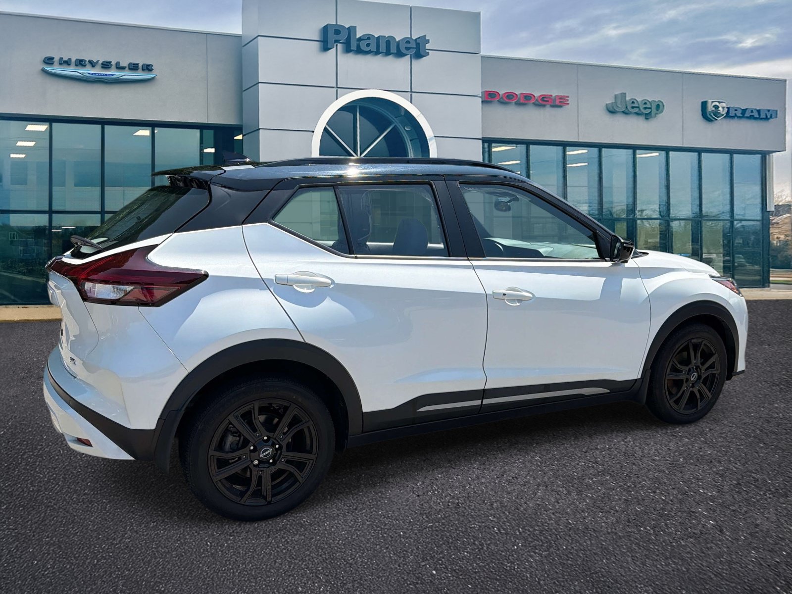 Used 2023 Nissan Kicks SR w/ SR Premium Package FWD image 2