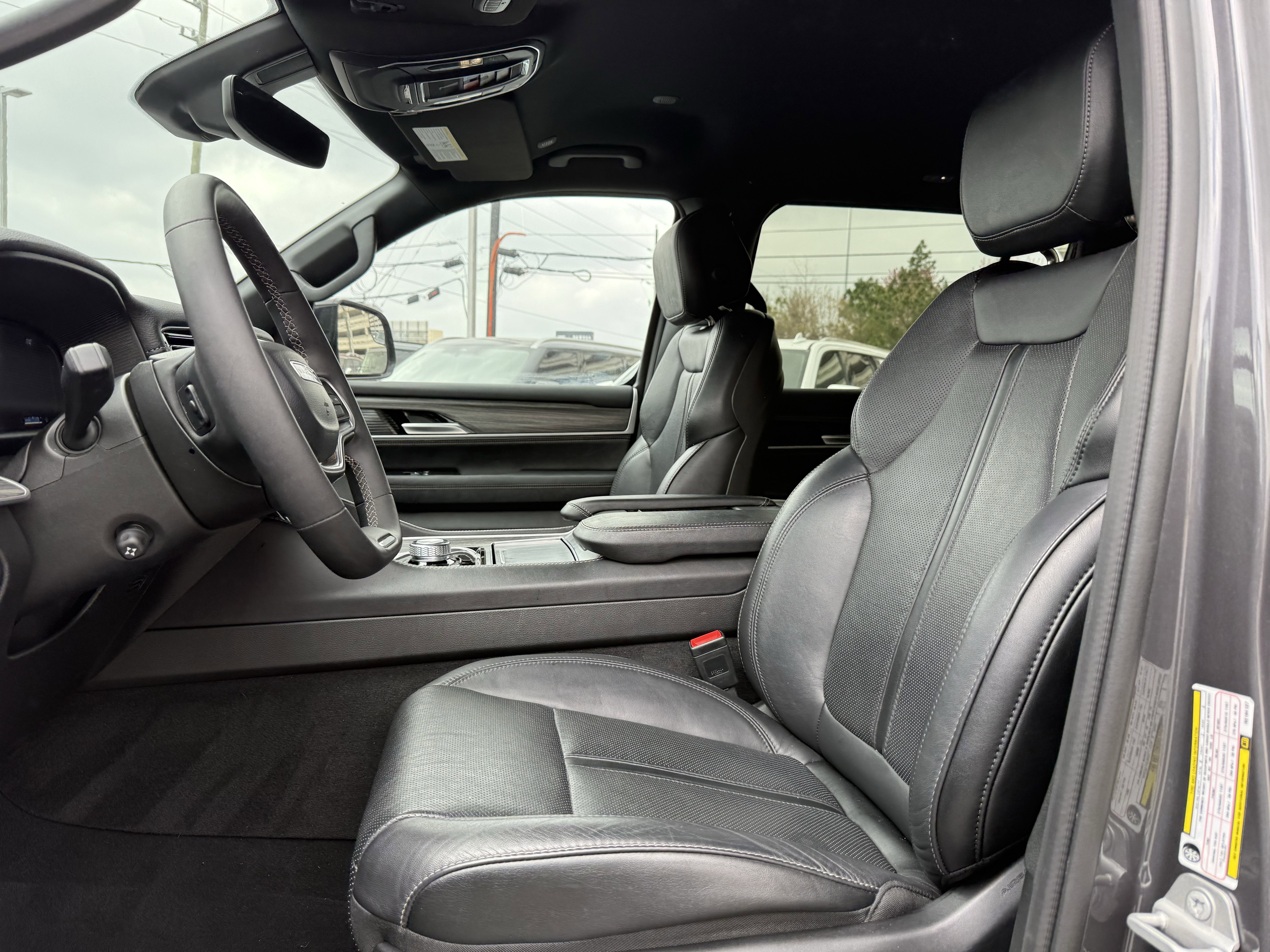 Used 2024 Jeep Wagoneer L Series II w/ Flexible Seating Group image 12