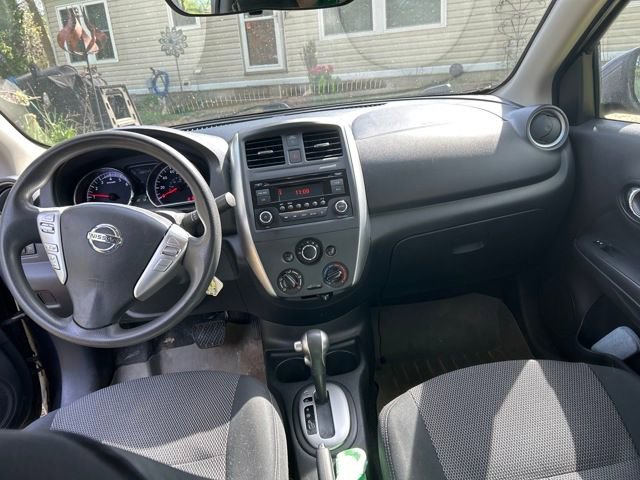 Used 2015 Nissan Versa SV FWD image 4