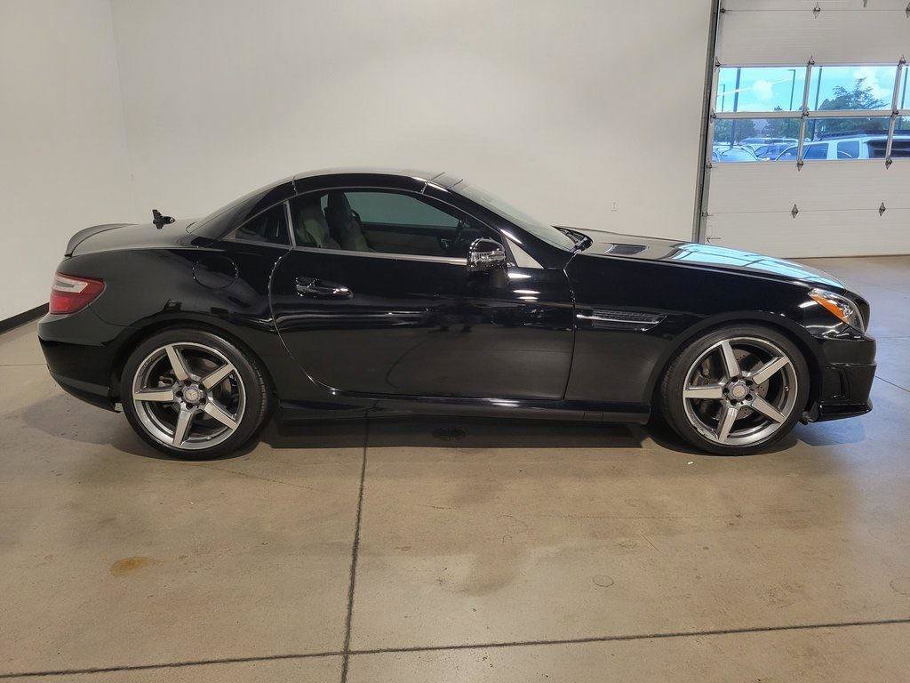 Used 2015 Mercedes-Benz SLK 350 image 2