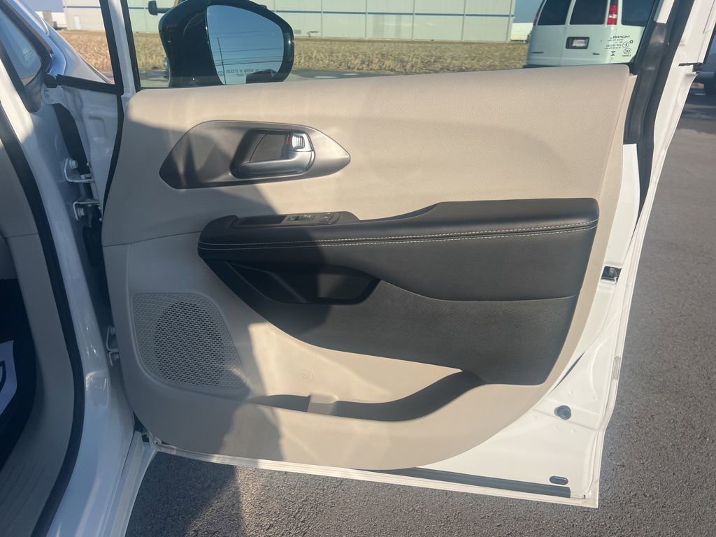 Used 2024 Chrysler Pacifica Touring-L image 24