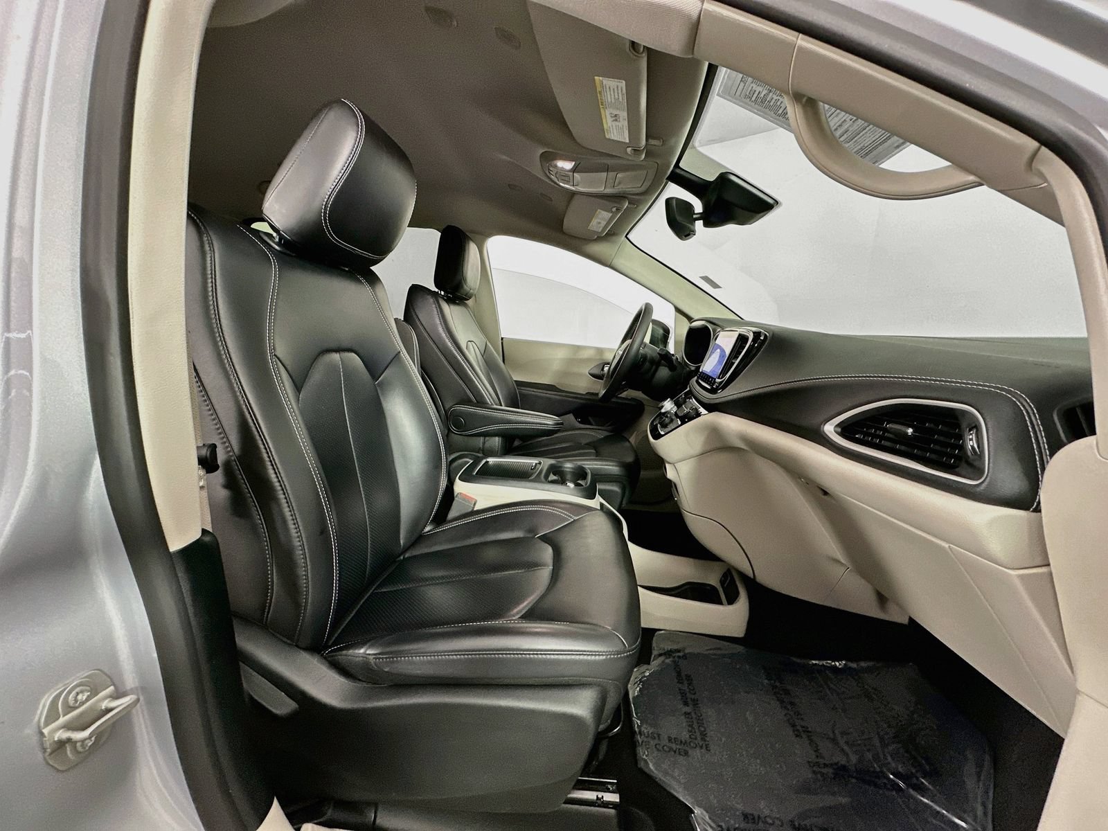Used 2023 Chrysler Pacifica Touring-L FWD image 29