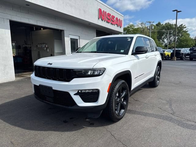 Used 2023 Jeep Grand Cherokee Limited w/ Black Appearance Package AWD/4WD image 5
