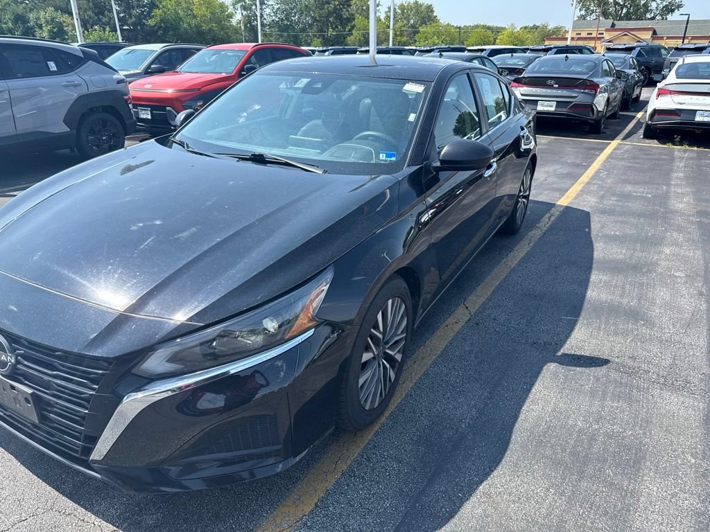 Used 2024 Nissan Altima 2.5 SV FWD image 2