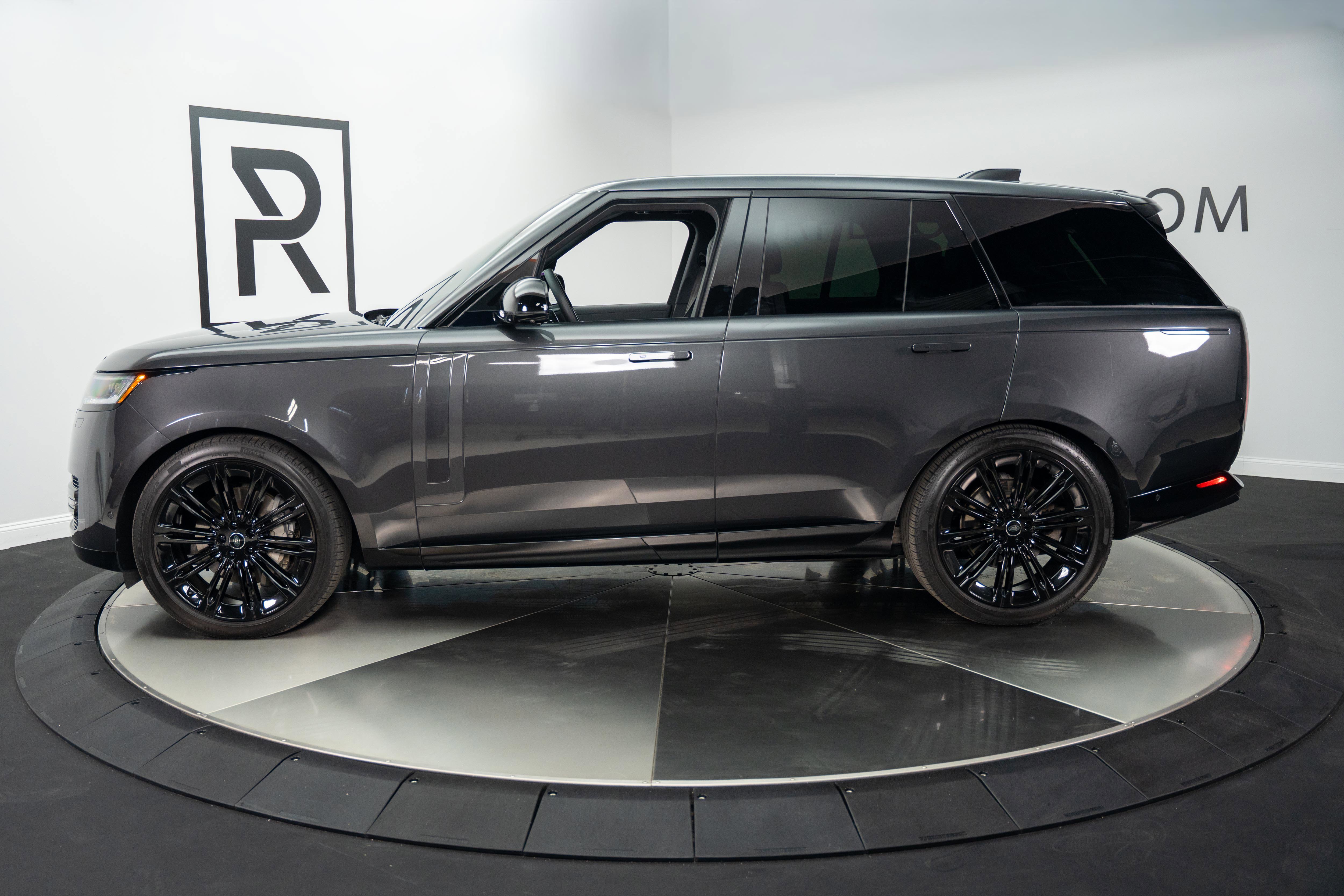 Used 2025 Land Rover Range Rover SE AWD/4WD image 3