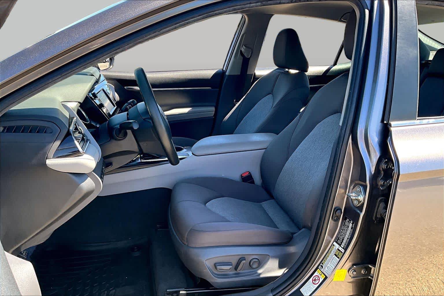 Used 2019 Toyota Camry LE FWD image 7