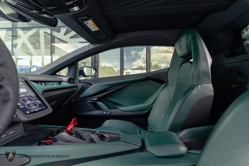 Used 2025 Lamborghini Revuelto image 21
