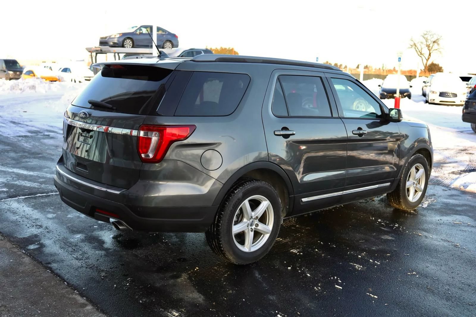 Used 2018 Ford Explorer XLT w/ Equipment Group 201A FWD image 5