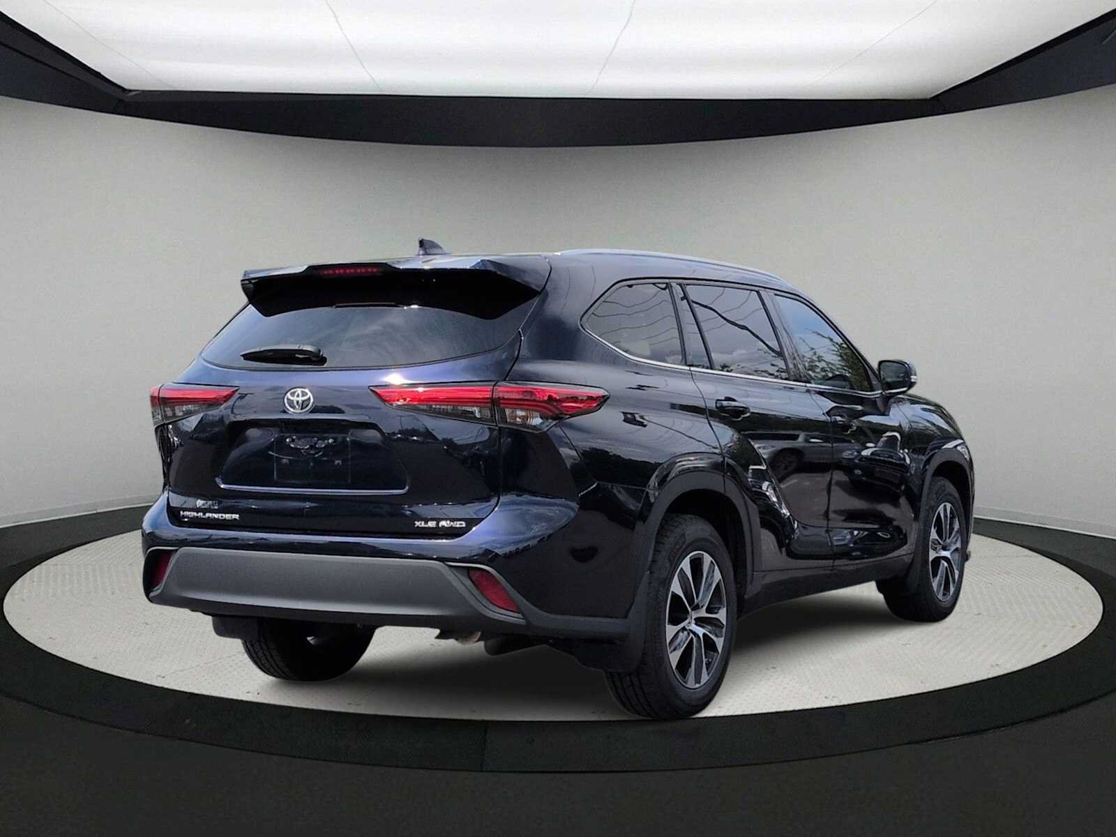 Used 2021 Toyota Highlander XLE AWD/4WD image 8