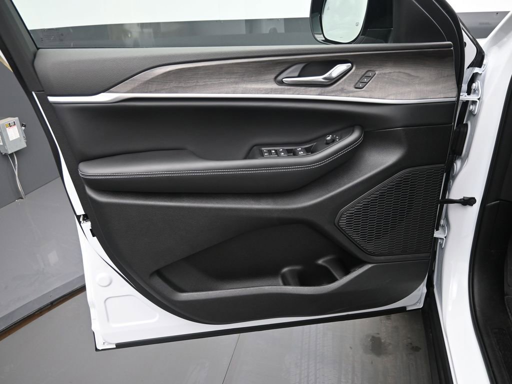 New 2025 Jeep Grand Cherokee L Limited image 12