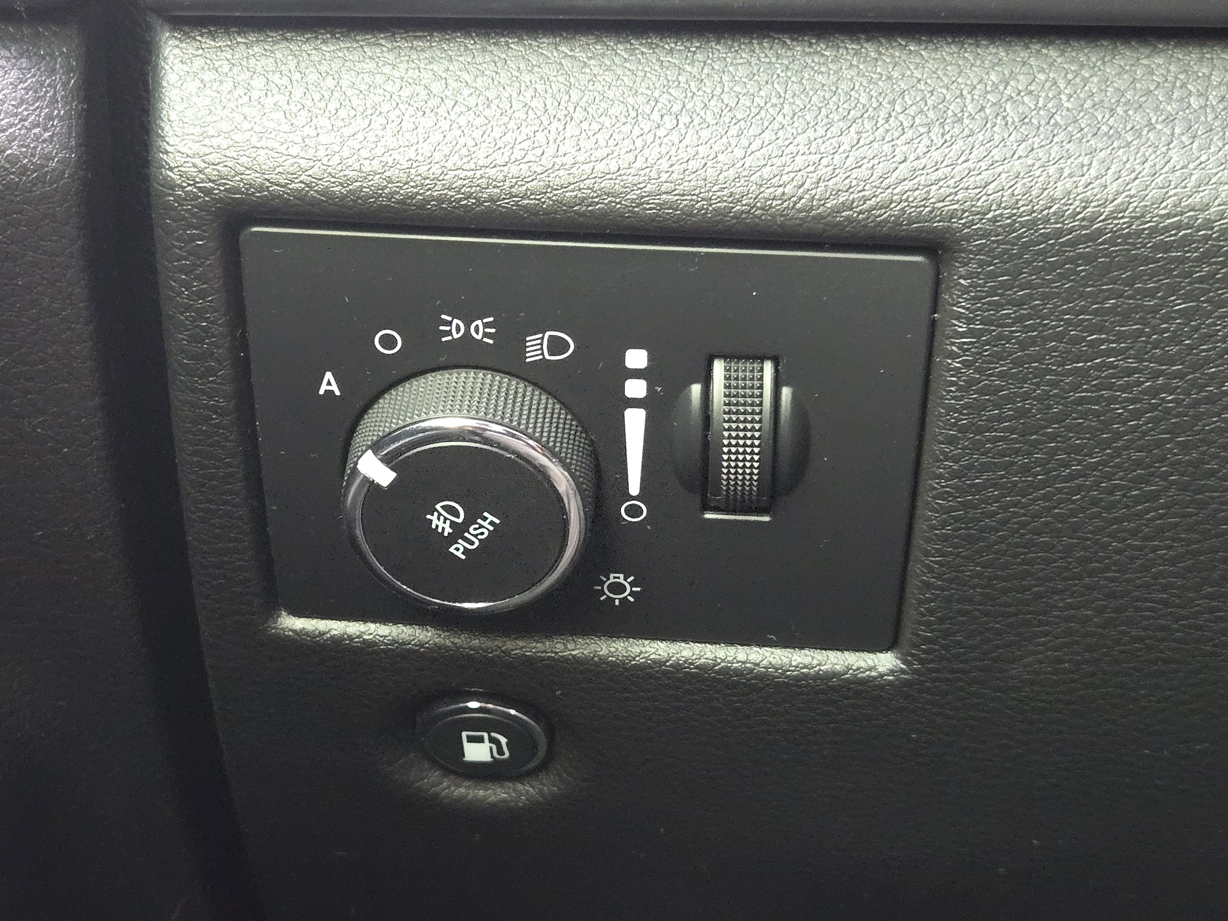 Used 2020 Jeep Grand Cherokee Laredo image 24