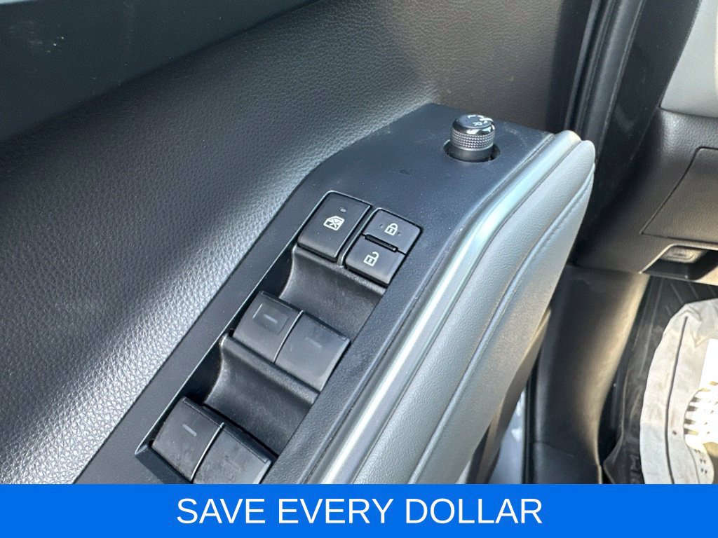 Used 2024 Toyota Highlander XLE FWD image 9