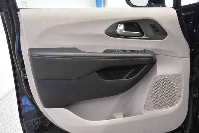 Used 2024 Chrysler Pacifica Touring-L FWD image 20