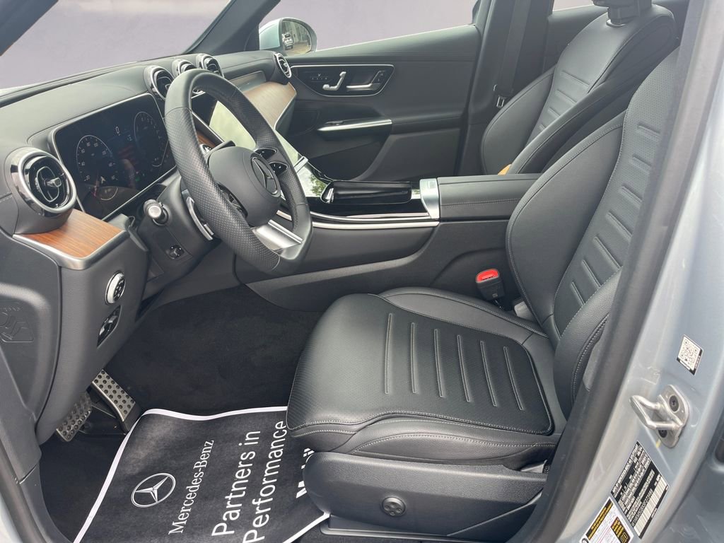 Used 2025 Mercedes-Benz GLC 350e 4MATIC image 9