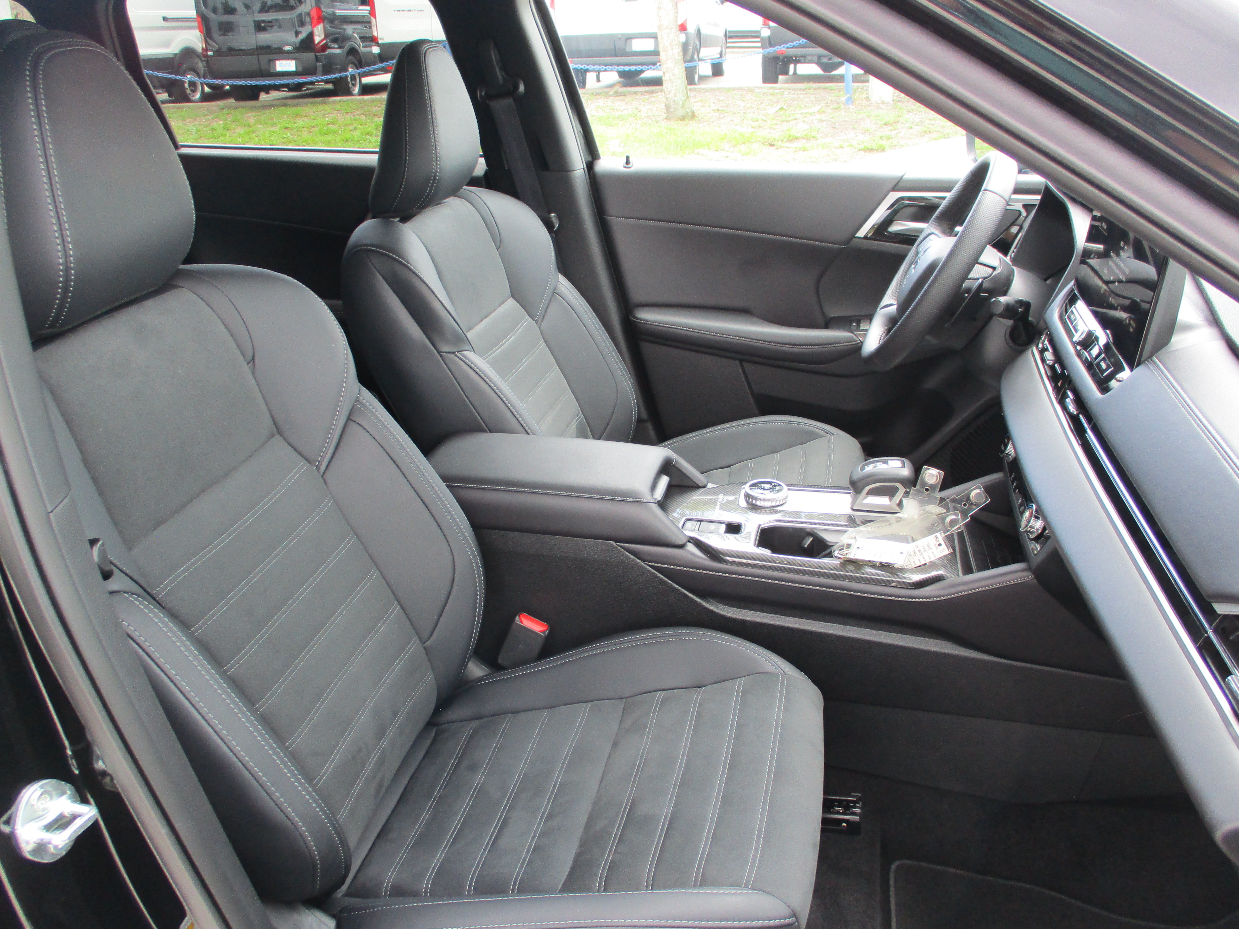Used 2025 Mitsubishi Outlander SE FWD image 12