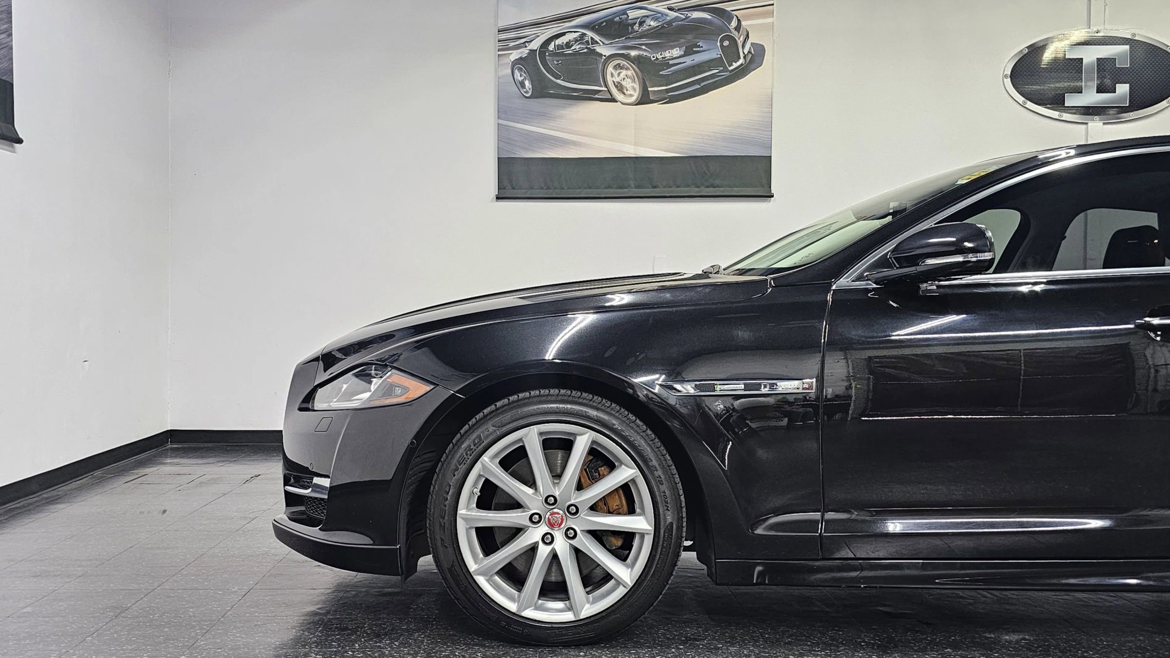 Used 2018 Jaguar XJ R-Sport RWD image 22
