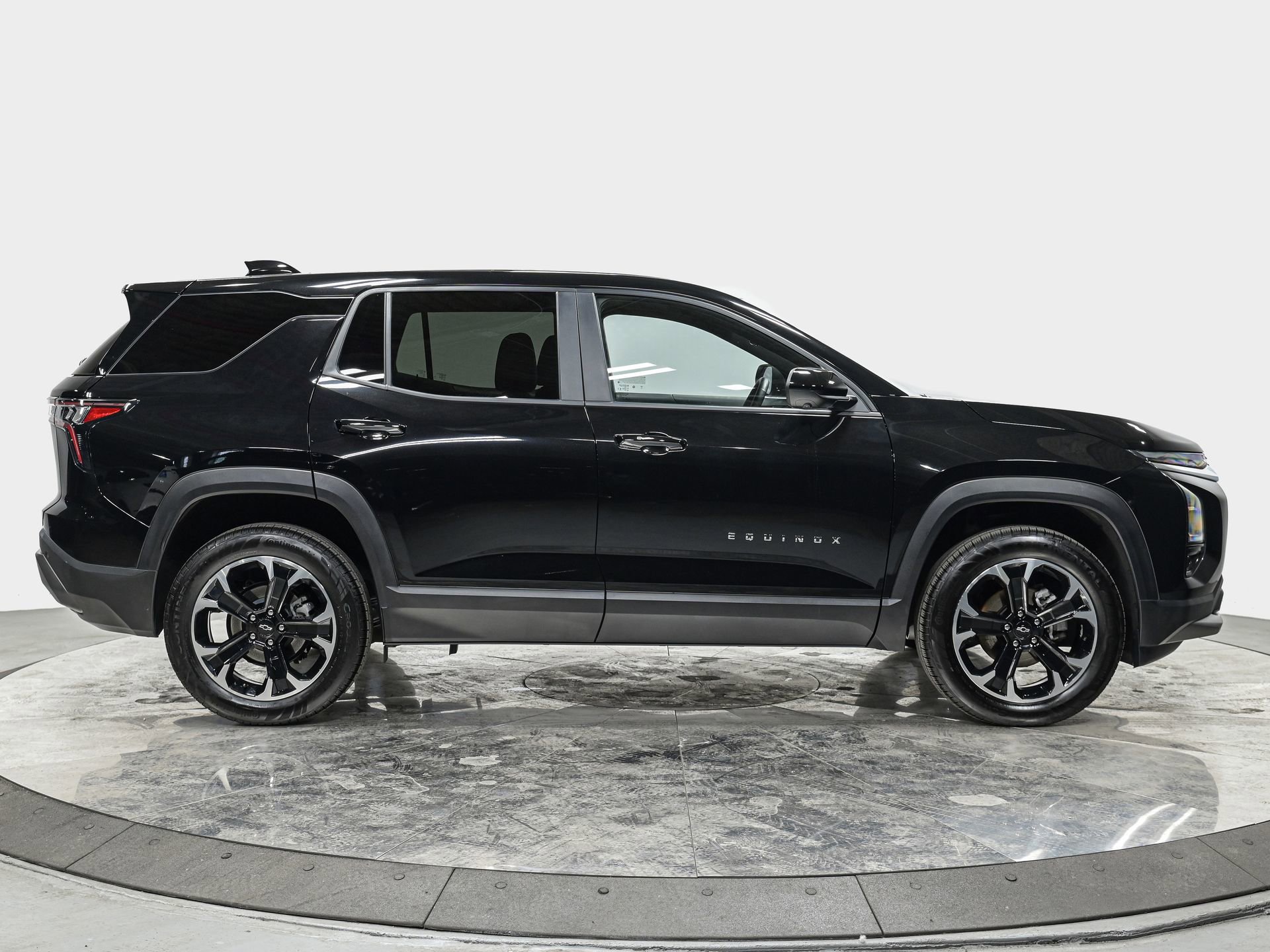 Used 2025 Chevrolet Equinox LT w/ Safety and Technology Package image 8