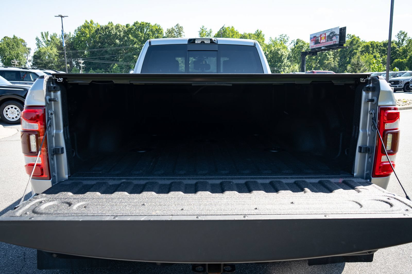 Used 2022 RAM 3500 Laramie AWD/4WD image 9