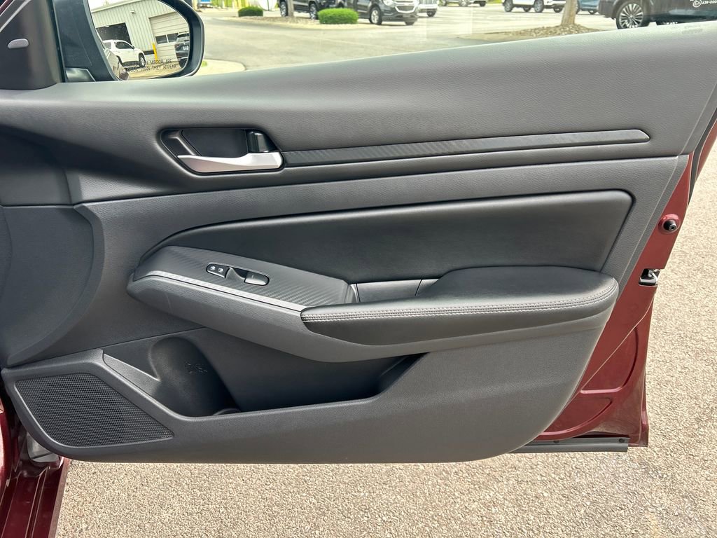 Used 2025 Nissan Altima 2.5 SV FWD image 29