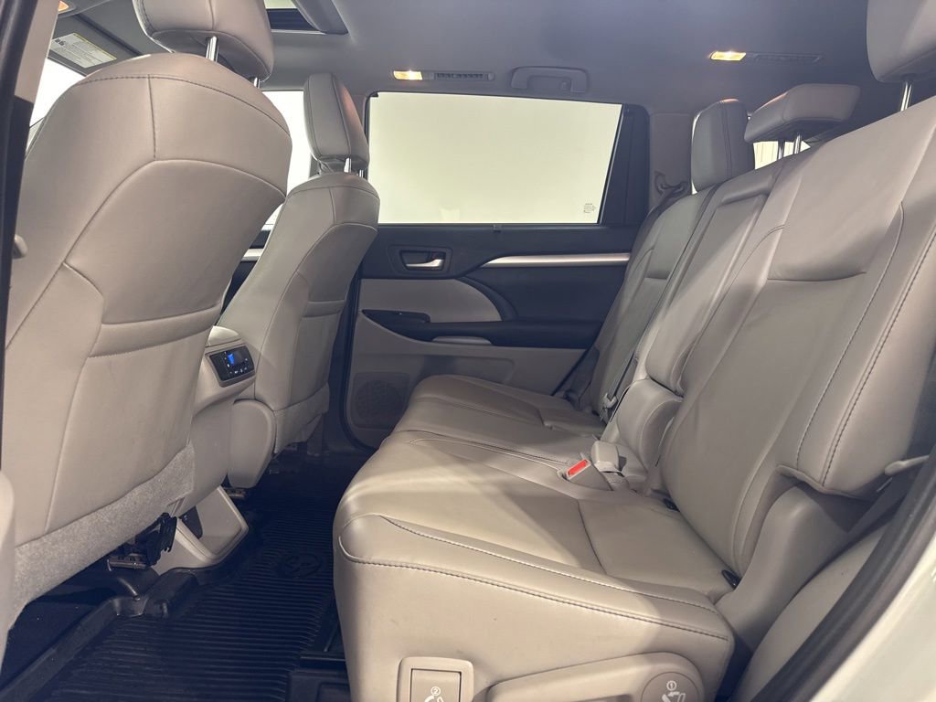 Used 2019 Toyota Highlander XLE AWD/4WD image 22