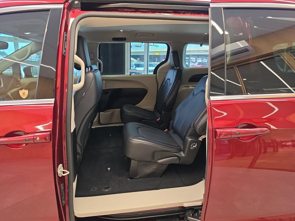 Used 2023 Chrysler Pacifica Touring-L FWD image 30