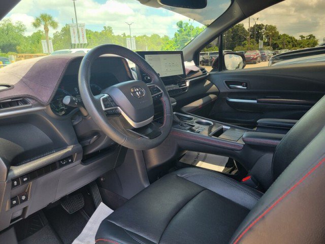 Used 2025 Toyota Sienna XSE FWD image 11