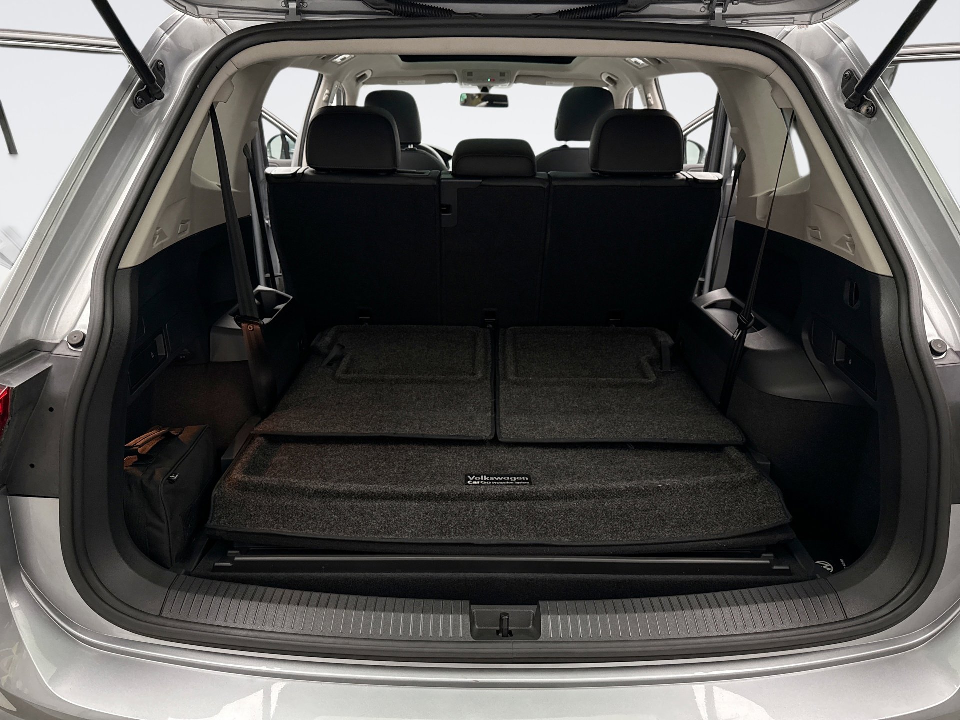 Used 2020 Volkswagen Tiguan SE w/ Panoramic Sunroof Package image 23