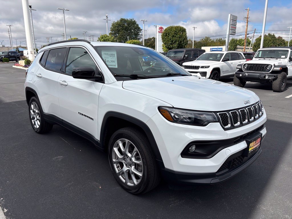 Used 2023 Jeep Compass Latitude w/ Sun and Sound Group AWD/4WD image 7