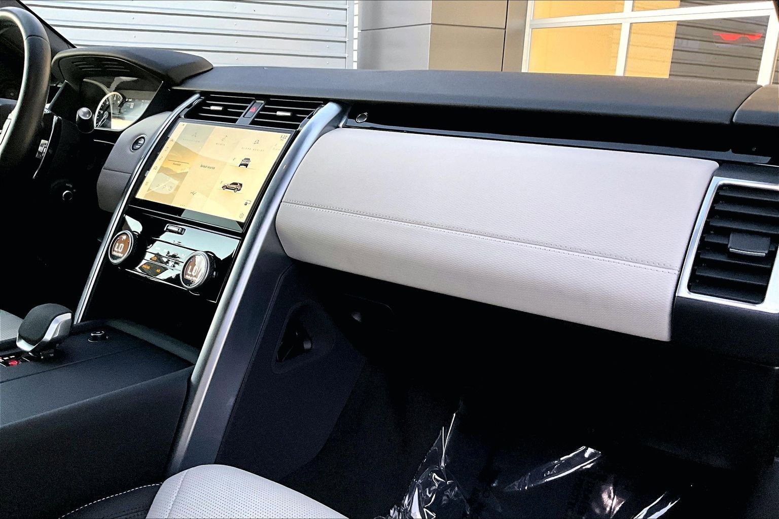 Used 2023 Land Rover Discovery S R-Dynamic image 15