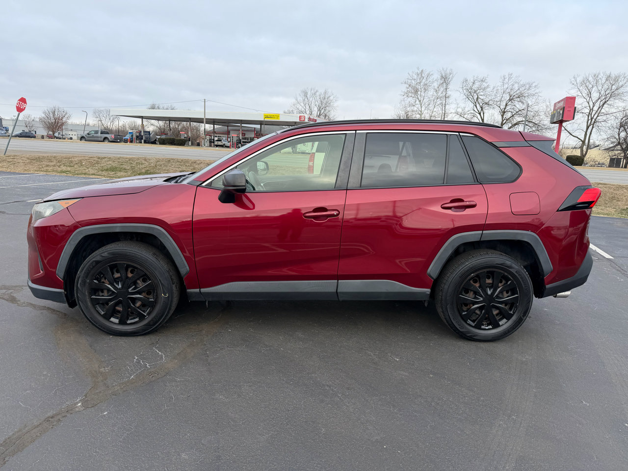 Used 2019 Toyota RAV4 LE image 3