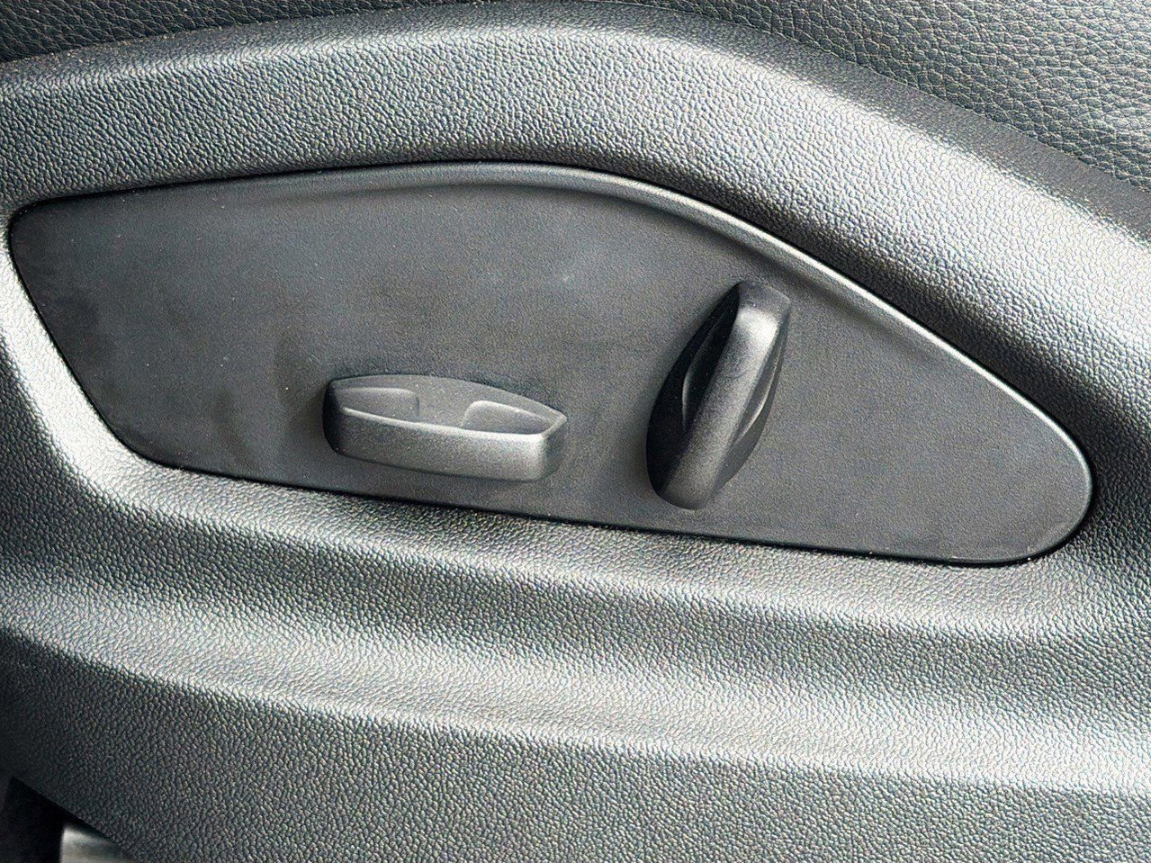 Used 2024 Porsche Cayenne image 25