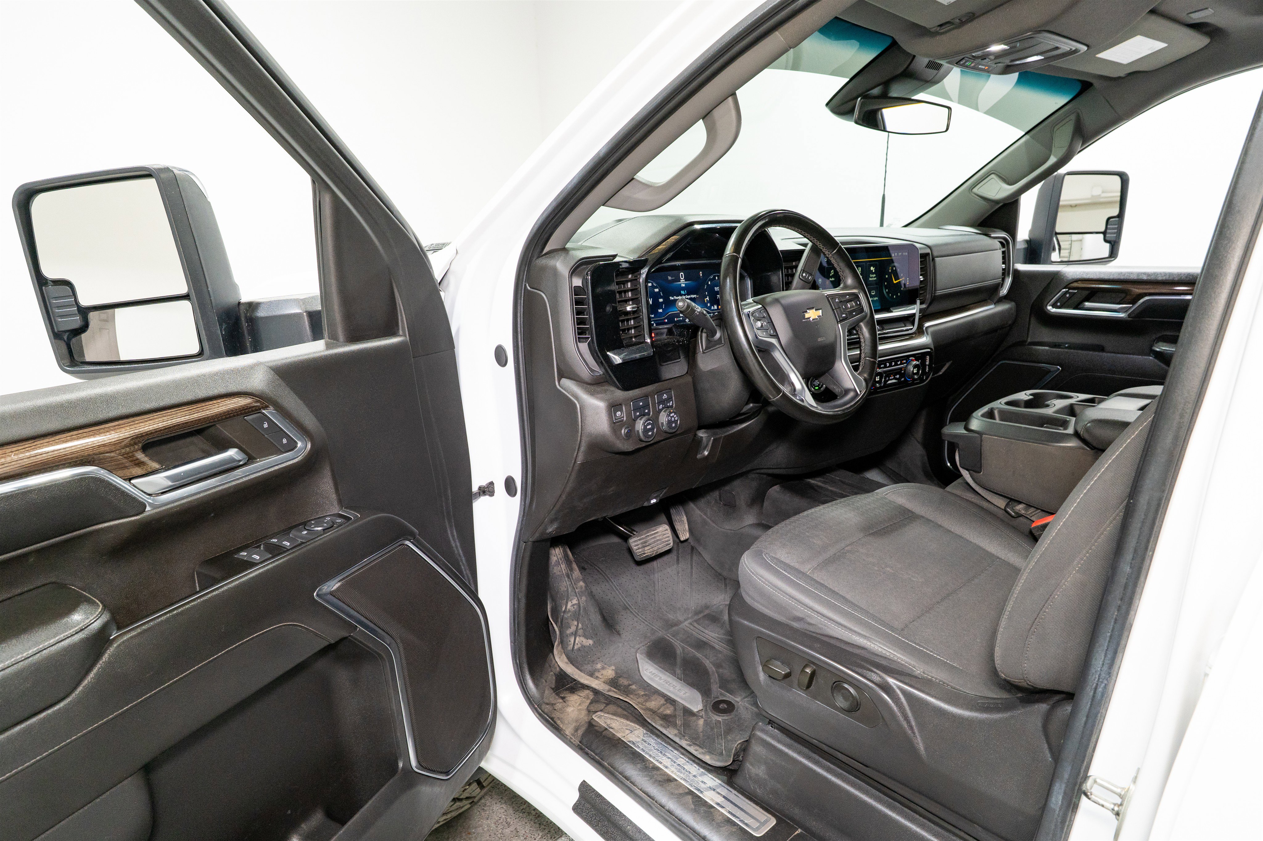 Used 2024 Chevrolet Silverado 2500 LT w/ Convenience Package image 14