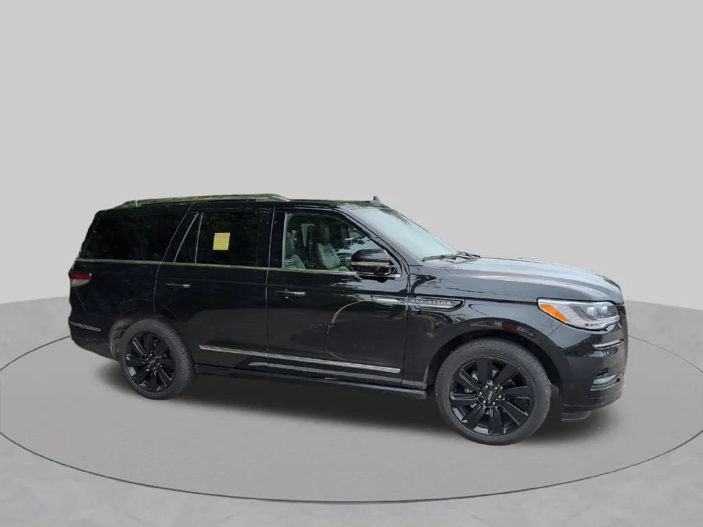 Used 2023 Lincoln Navigator Reserve AWD/4WD image 18
