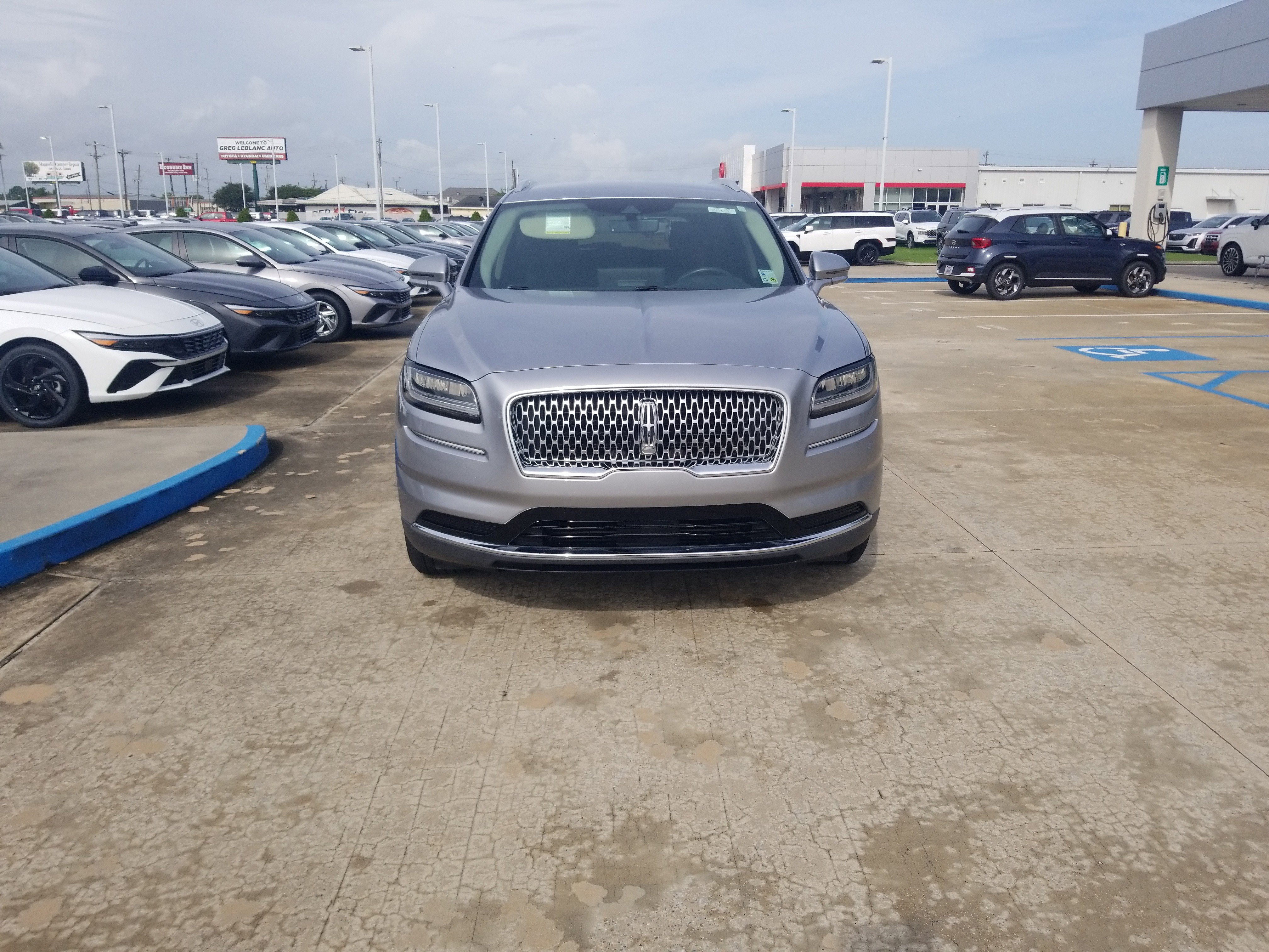 Used 2021 Lincoln Nautilus FWD image 2