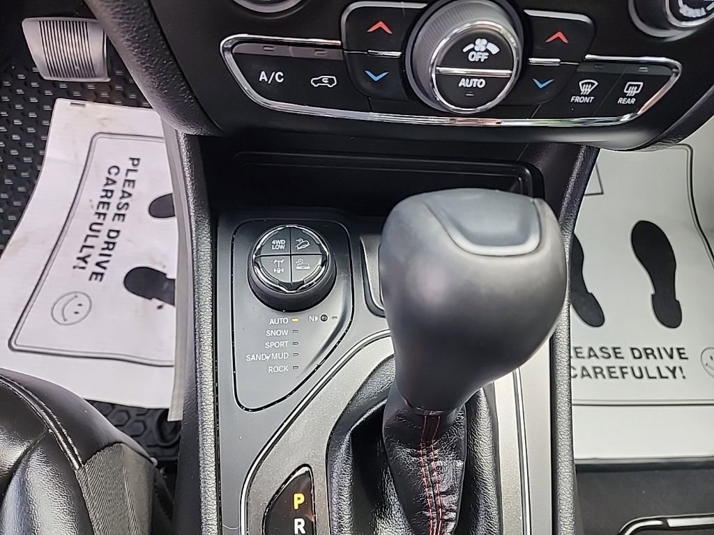 Used 2019 Jeep Cherokee Trailhawk w/ Cold Weather Group AWD/4WD image 19