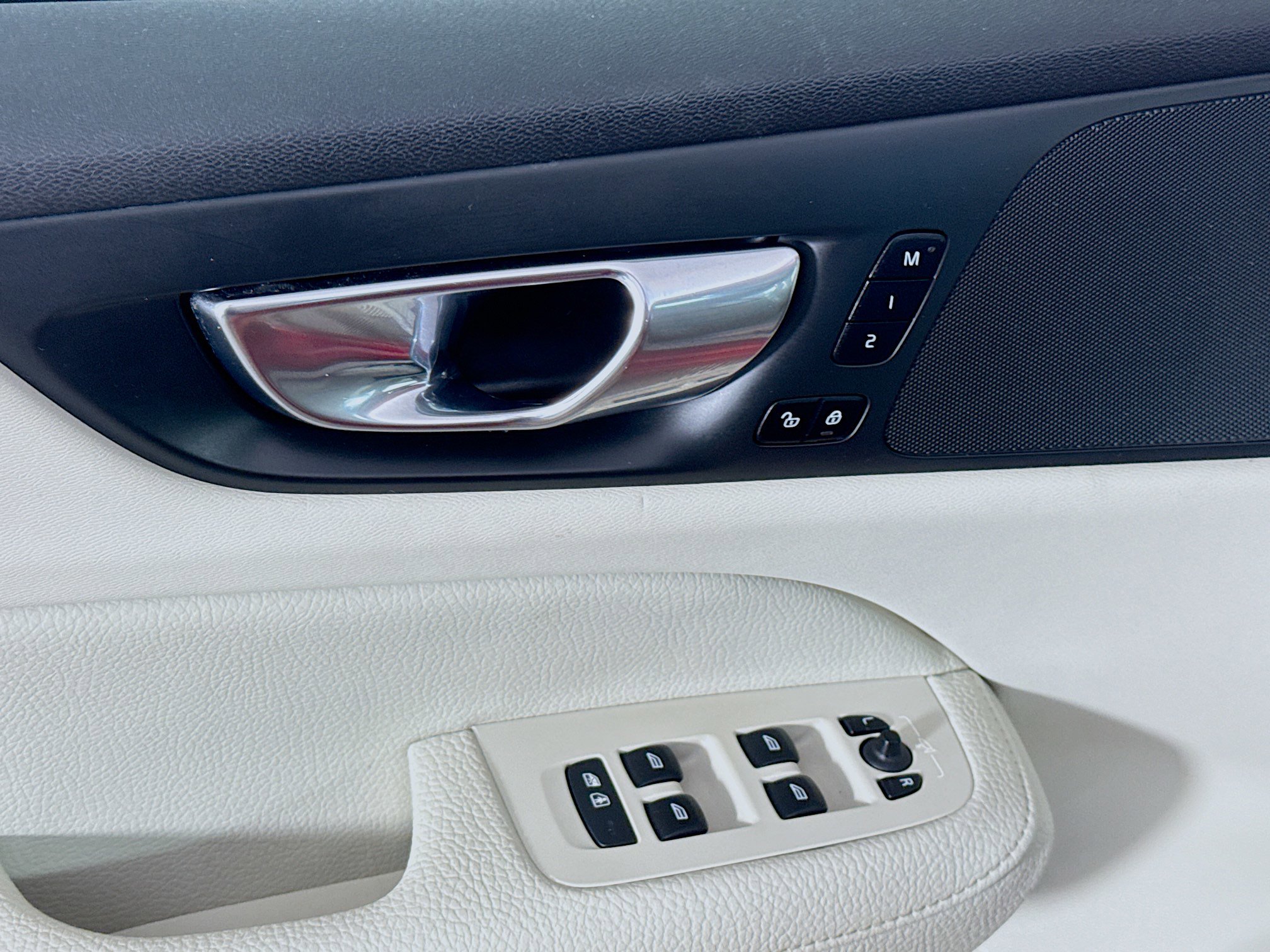 Used 2020 Volvo S60 T5 Momentum image 24