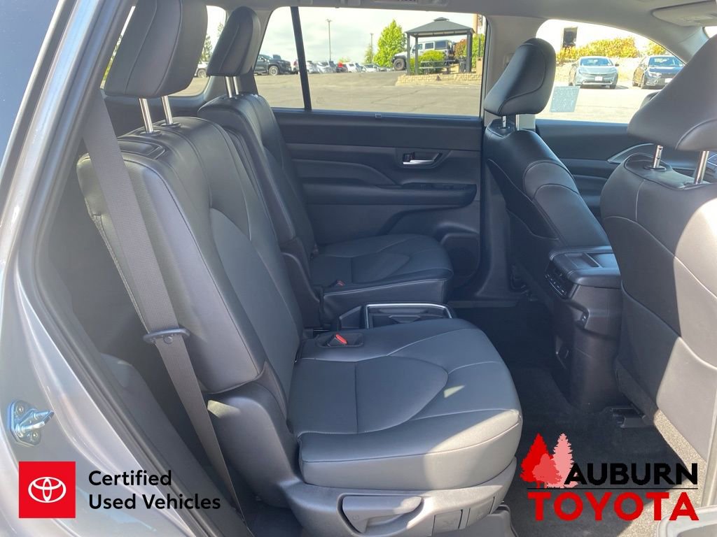 Used 2025 Toyota Grand Highlander AWD image 16