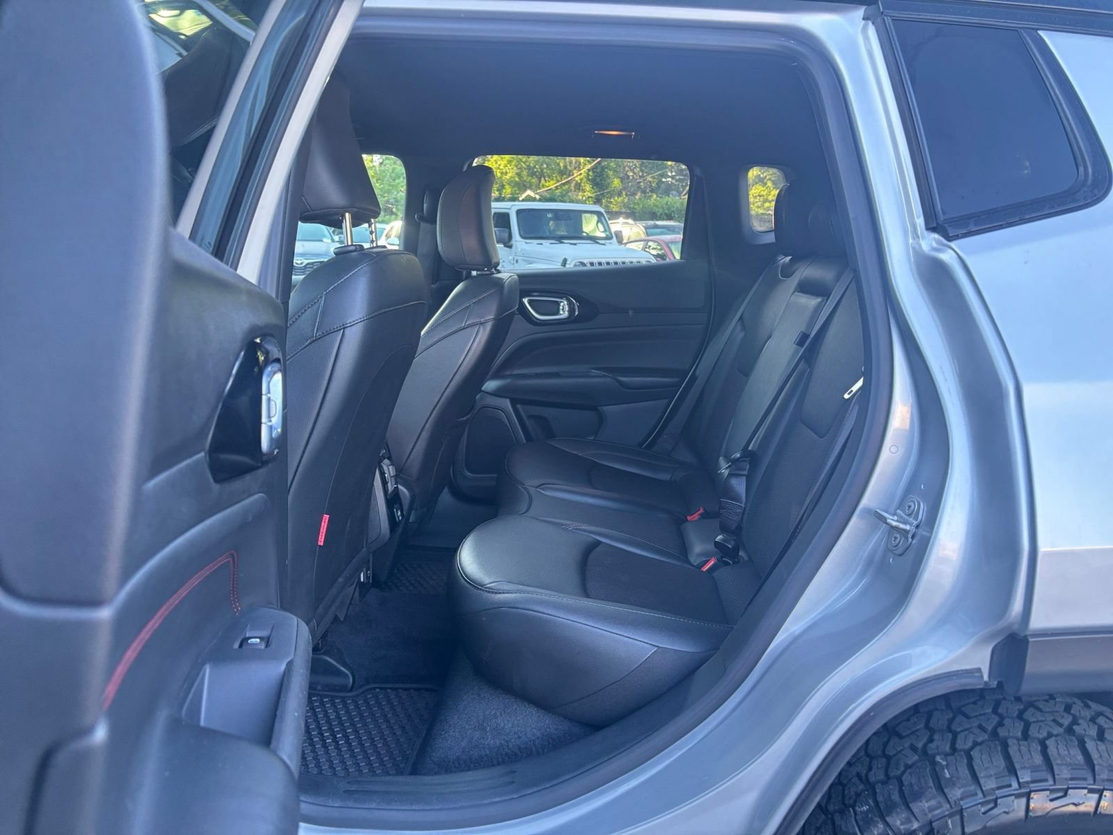 Used 2025 Jeep Compass Trailhawk AWD/4WD image 24
