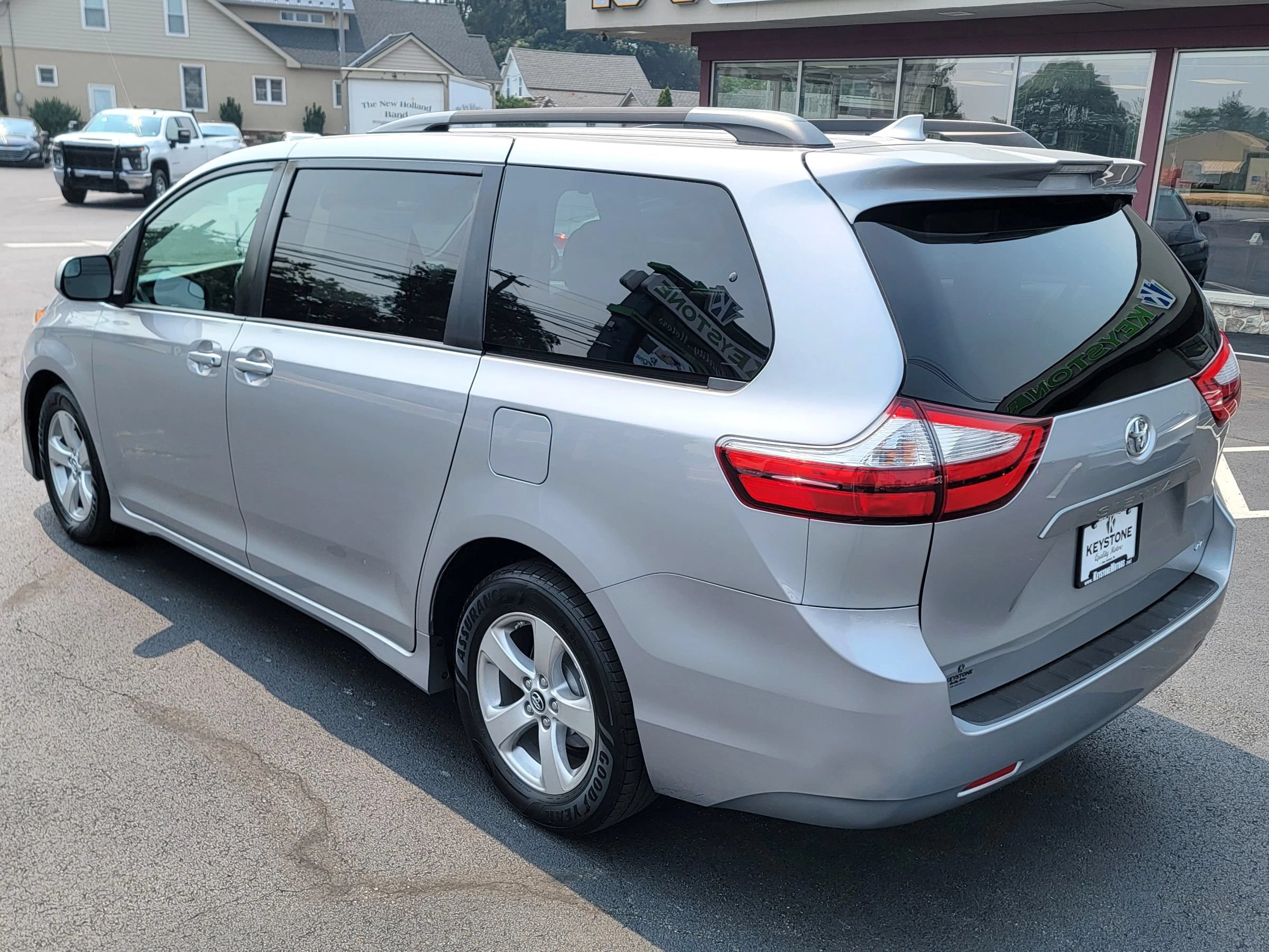 Used 2018 Toyota Sienna LE w/ Carpet Mat Package FWD image 7