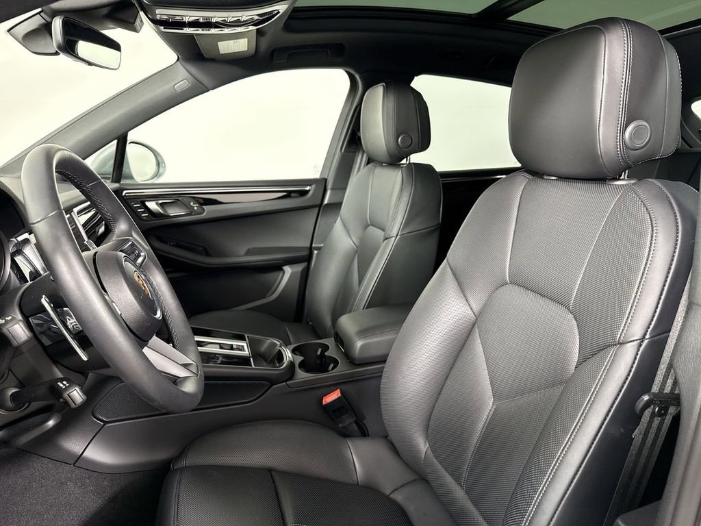 Certified 2025 Porsche Macan image 5